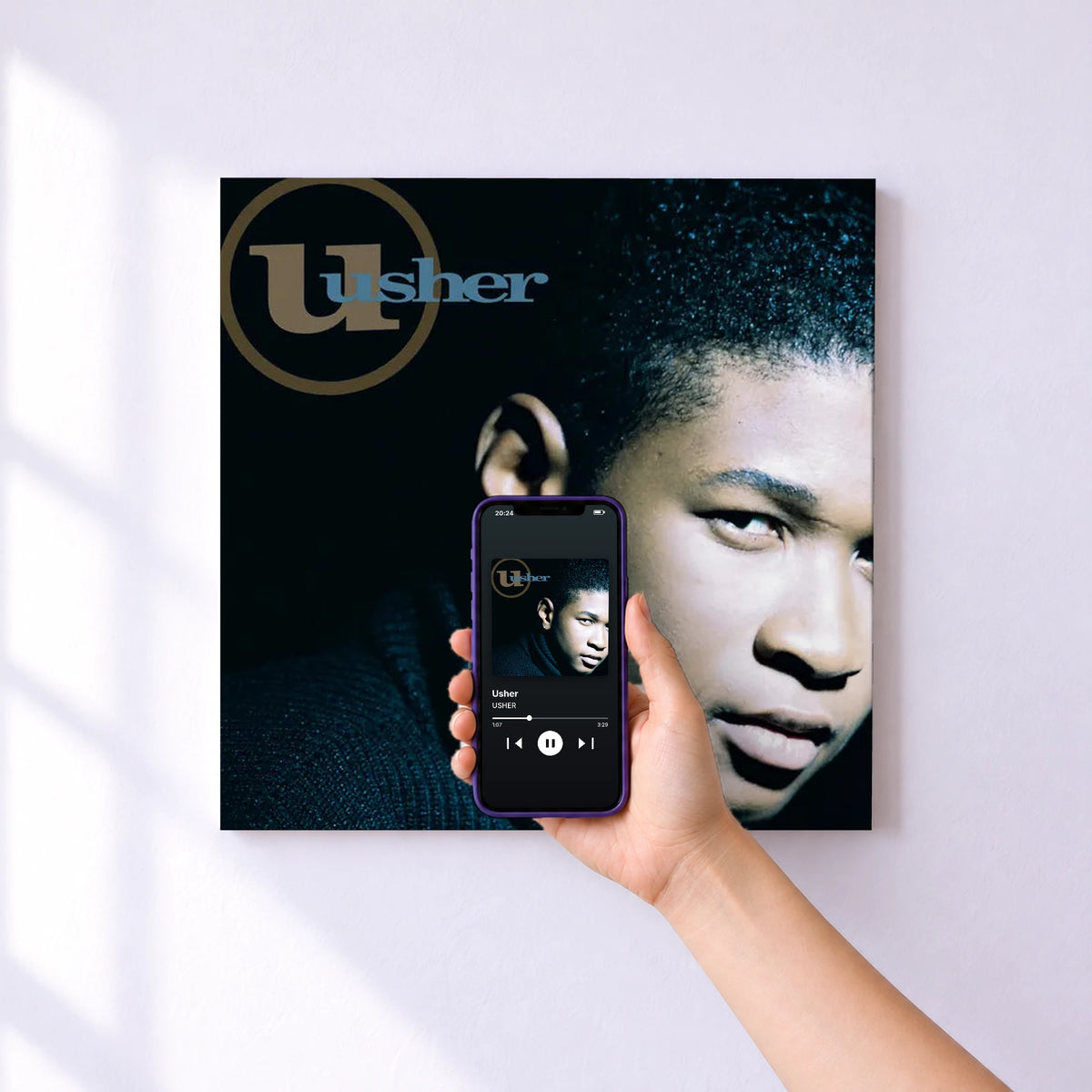 Affiche connectée Usher de USHER au mur : l'album se lance en approchant le téléphone