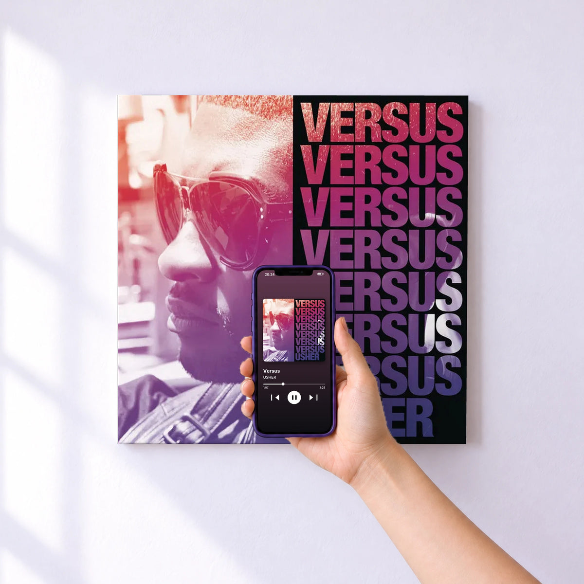 Affiche connectée Versus de USHER au mur : l'album se lance en approchant le téléphone