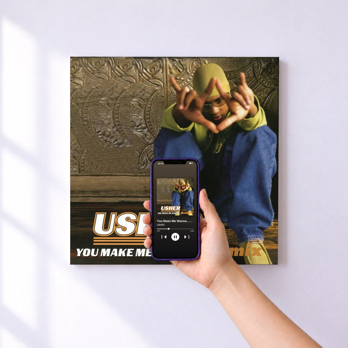Affiche connectée You Make Me Wanna... (Remix) de USHER au mur : l'album se lance en approchant le téléphone