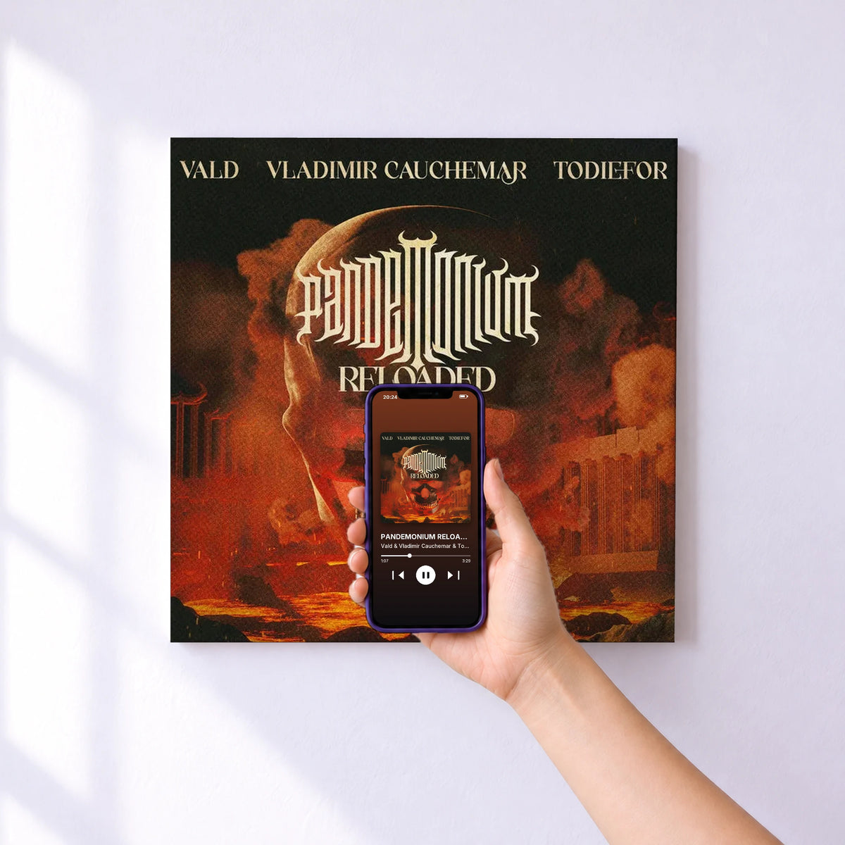 Affiche connectée PANDEMONIUM RELOADED de Vald & Vladimir Cauchemar & Todiefor au mur : l'album se lance en approchant le téléphone