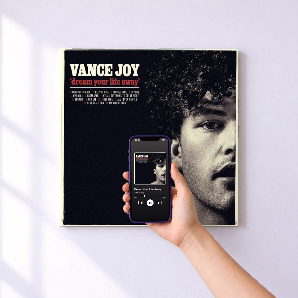 Affiche connectée Dream Your Life Away de Vance Joy au mur : l'album se lance en approchant le téléphone