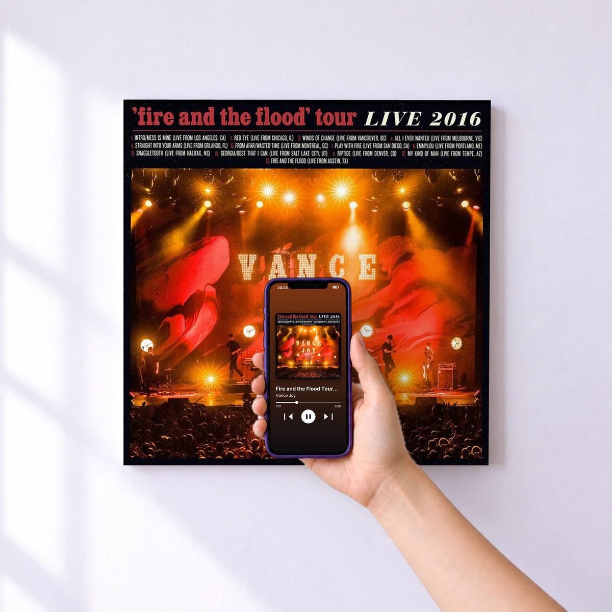 Affiche connectée Fire and the Flood Tour Live 2016 de Vance Joy au mur : l'album se lance en approchant le téléphone