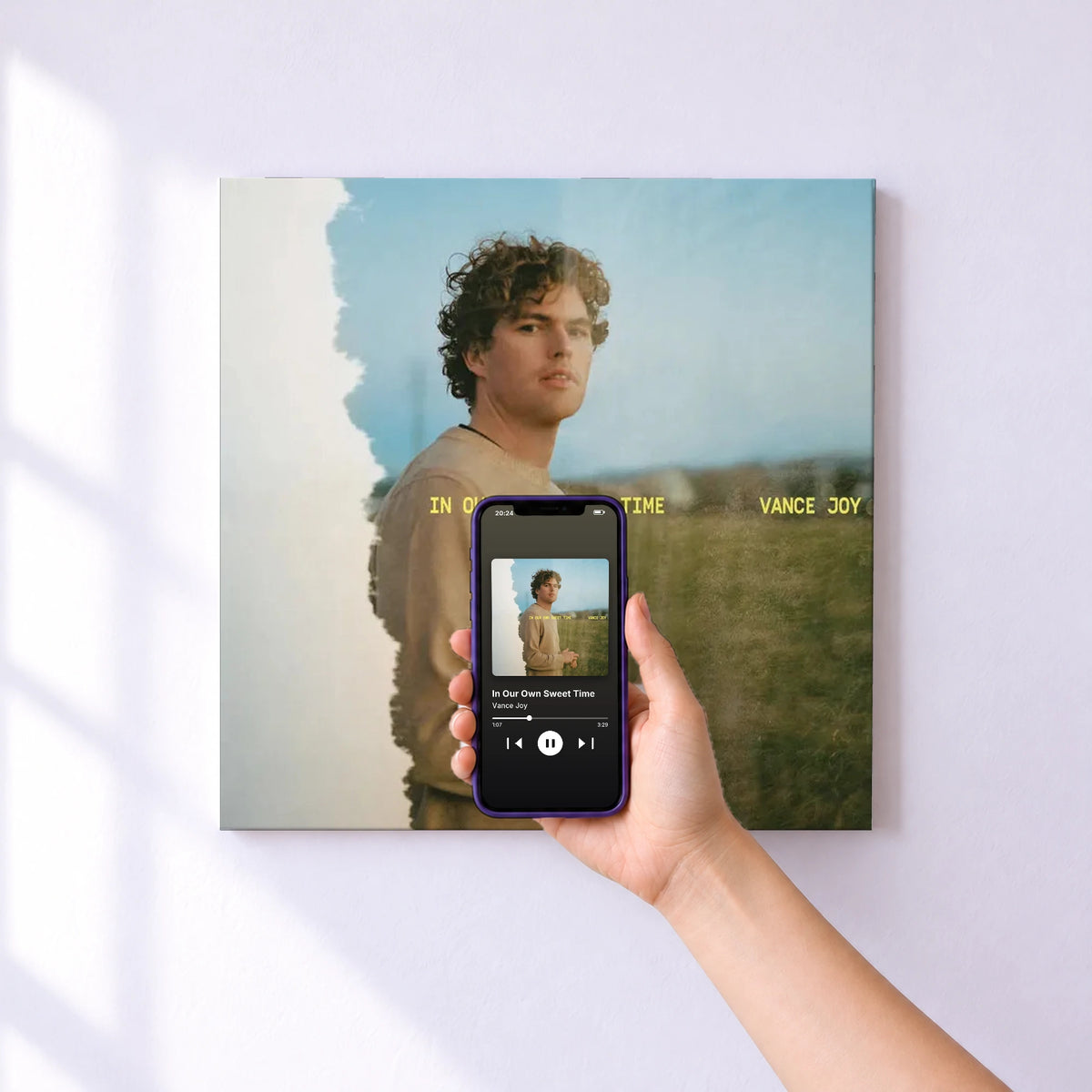 Affiche connectée In Our Own Sweet Time de Vance Joy au mur : l'album se lance en approchant le téléphone