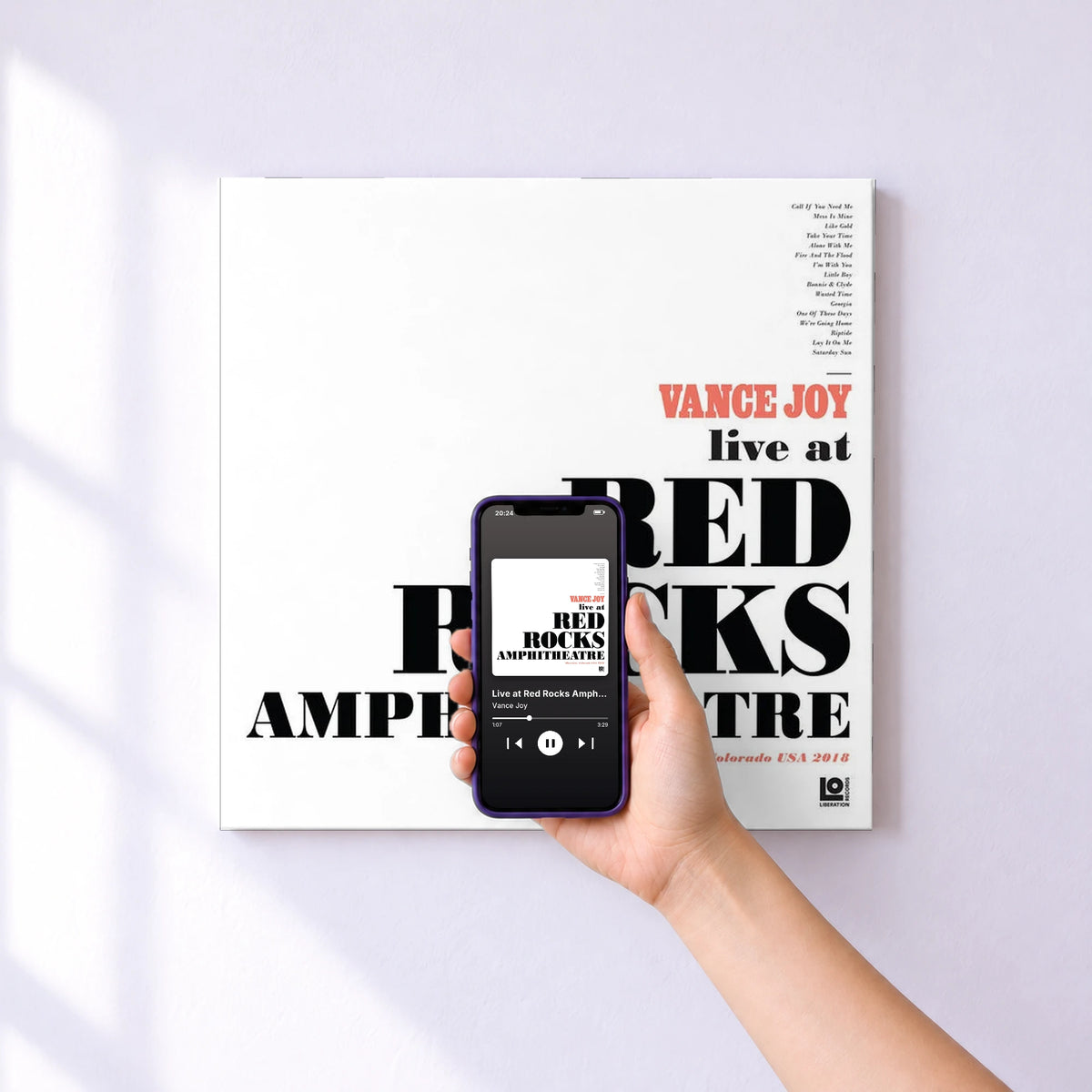 Affiche connectée Live at Red Rocks Amphitheatre de Vance Joy au mur : l'album se lance en approchant le téléphone