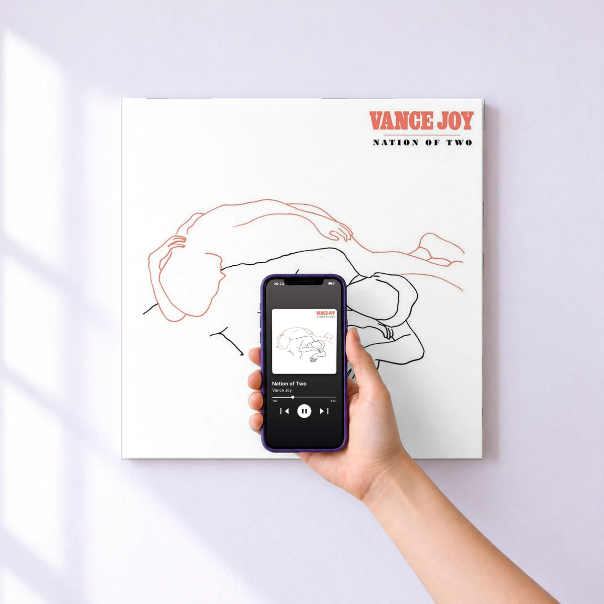 Affiche connectée Nation of Two de Vance Joy au mur : l'album se lance en approchant le téléphone