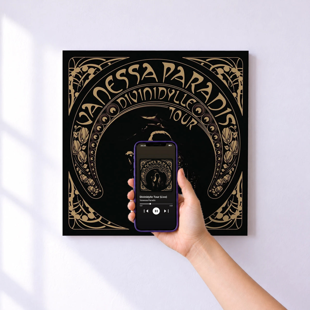 Affiche connectée Divinidylle Tour (Live) de Vanessa Paradis au mur : l'album se lance en approchant le téléphone