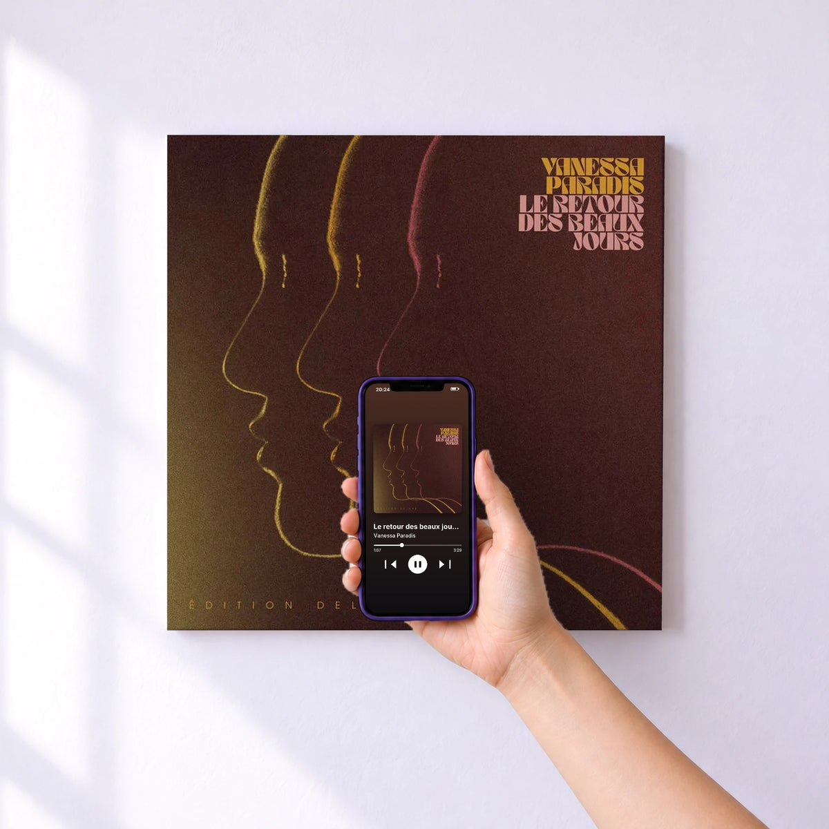 Affiche connectée Le retour des beaux jours (Edition Deluxe) de Vanessa Paradis au mur : l'album se lance en approchant le téléphone