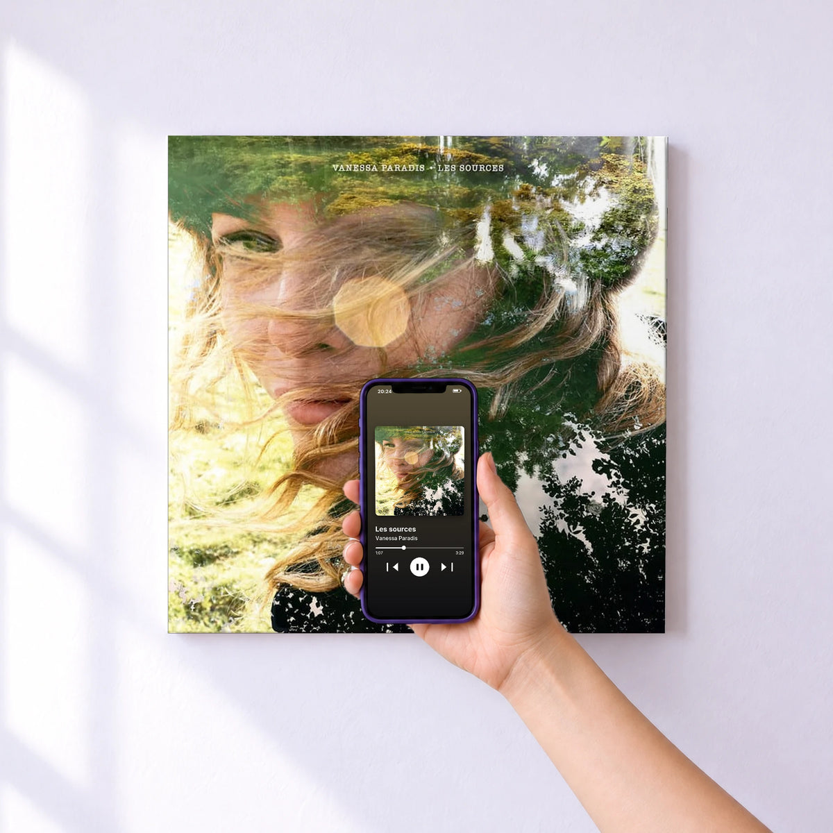 Affiche connectée Les sources de Vanessa Paradis au mur : l'album se lance en approchant le téléphone