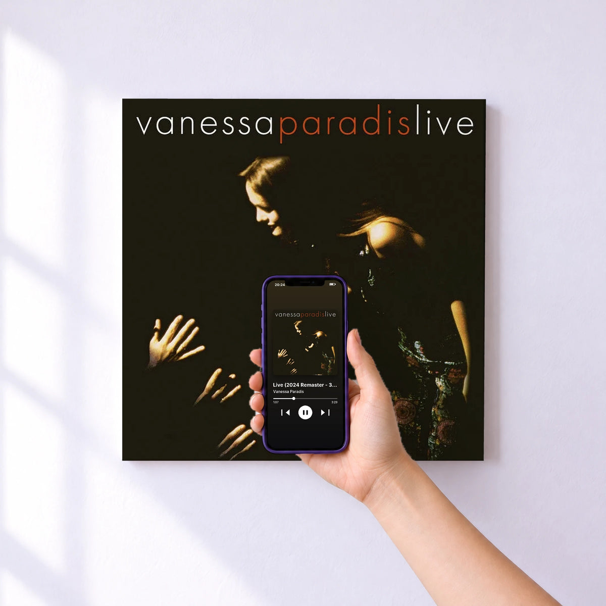 Affiche connectée Live (2024 Remaster - 30th Anniversary Deluxe Edition) de Vanessa Paradis au mur : l'album se lance en approchant le téléphone