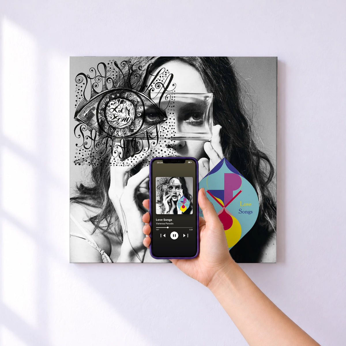 Affiche connectée Love Songs de Vanessa Paradis au mur : l'album se lance en approchant le téléphone