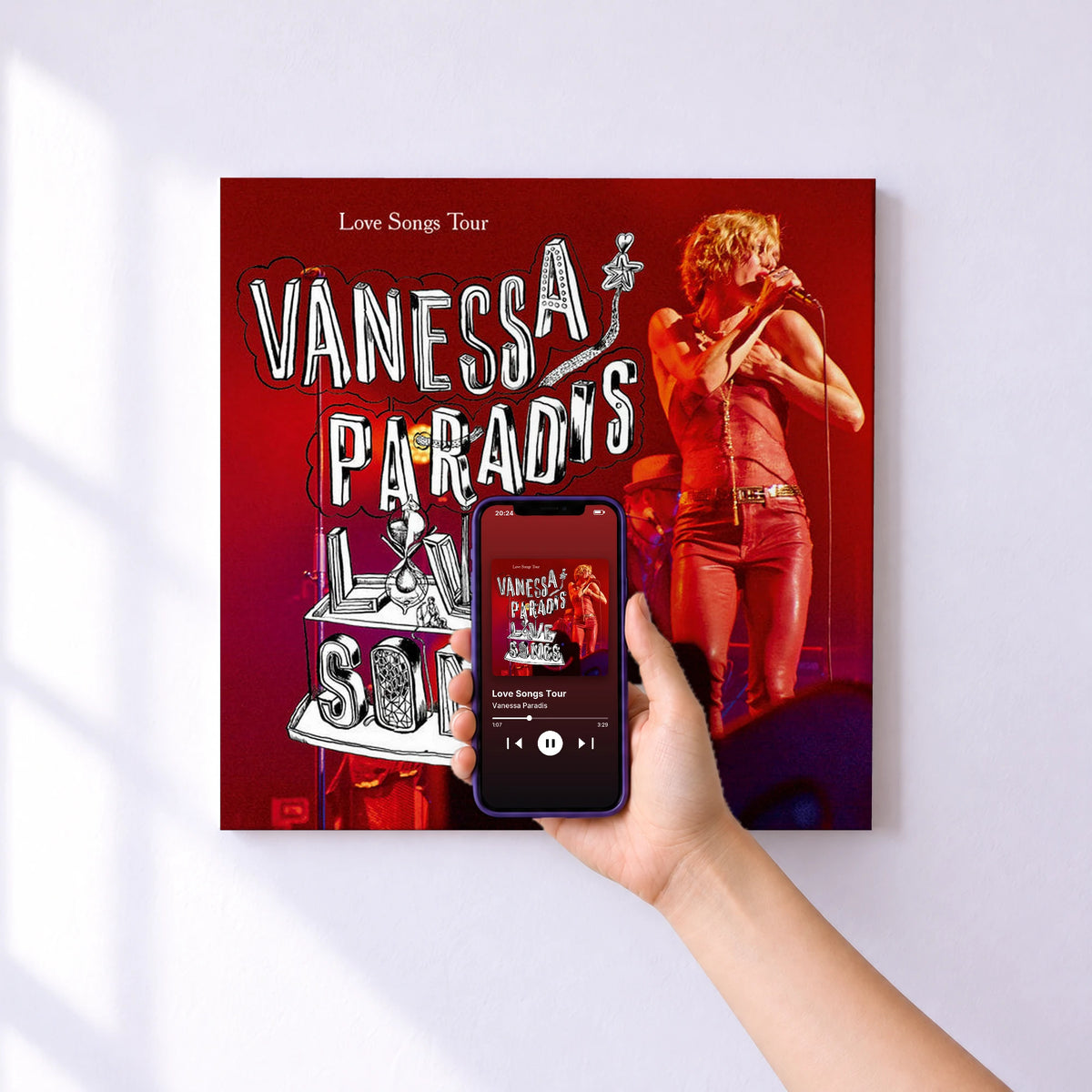 Affiche connectée Love Songs Tour de Vanessa Paradis au mur : l'album se lance en approchant le téléphone