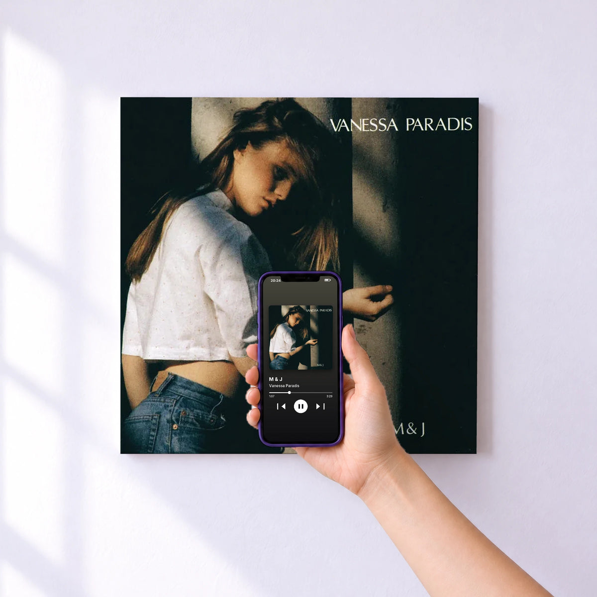 Affiche connectée M & J de Vanessa Paradis au mur : l'album se lance en approchant le téléphone