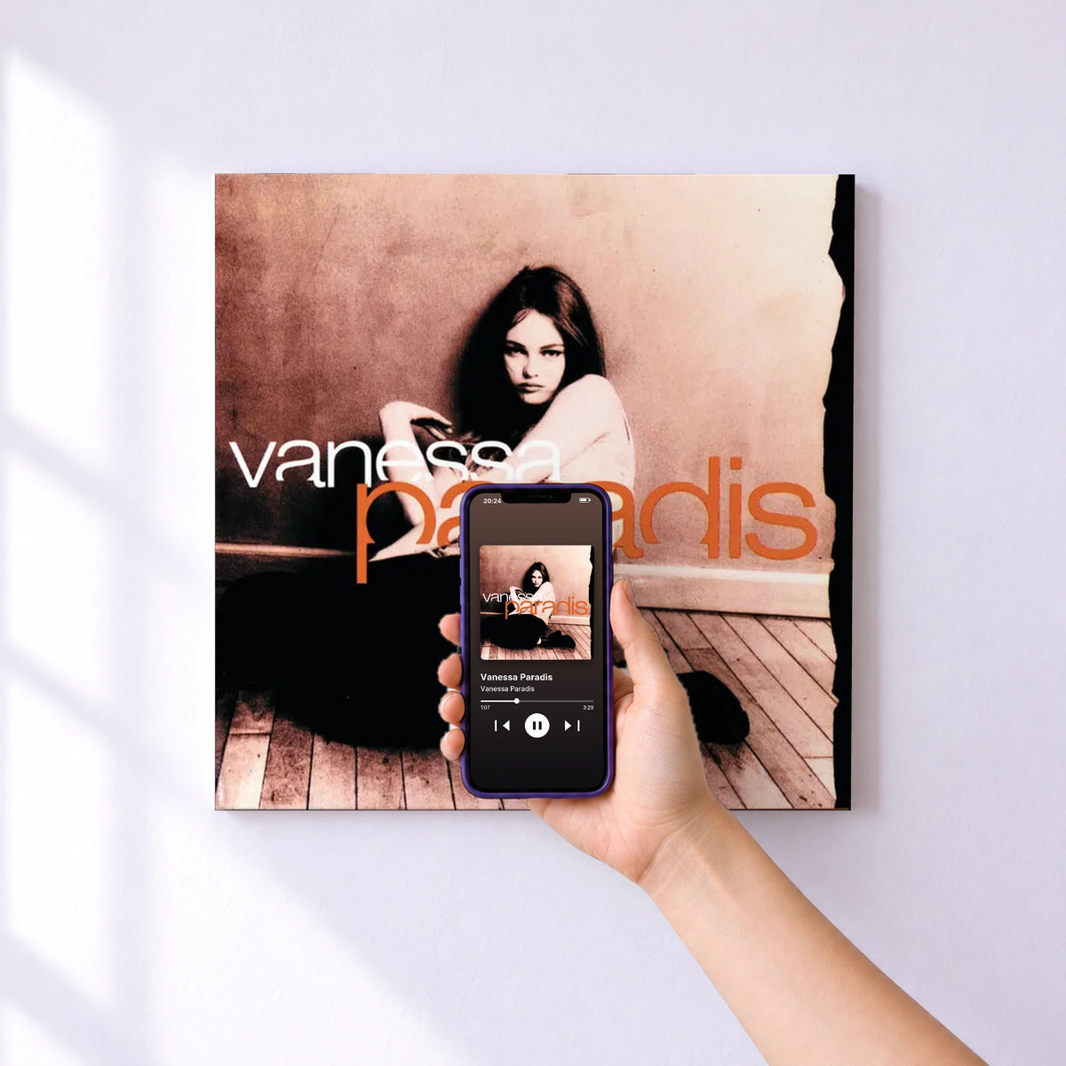 Affiche connectée Vanessa Paradis de Vanessa Paradis au mur : l'album se lance en approchant le téléphone