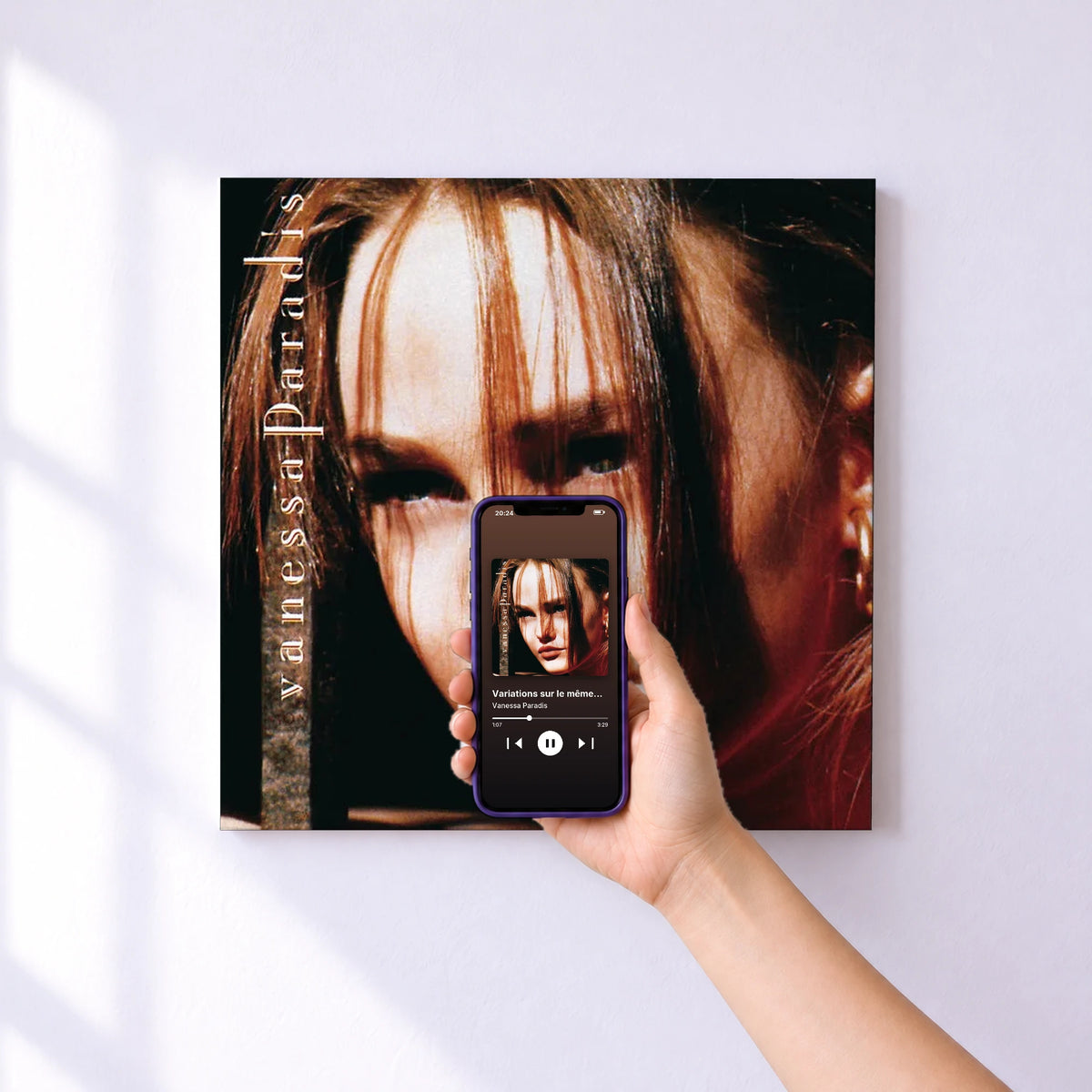 Affiche connectée Variations sur le même t’aime de Vanessa Paradis au mur : l'album se lance en approchant le téléphone