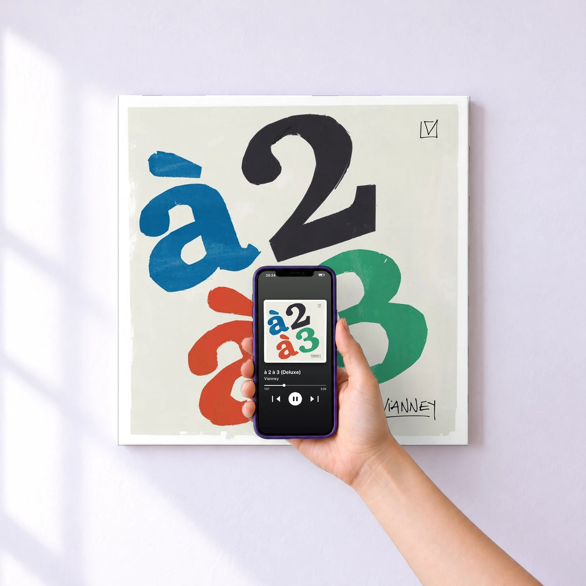 Affiche connectée à 2 à 3 (Deluxe) de Vianney au mur : l'album se lance en approchant le téléphone