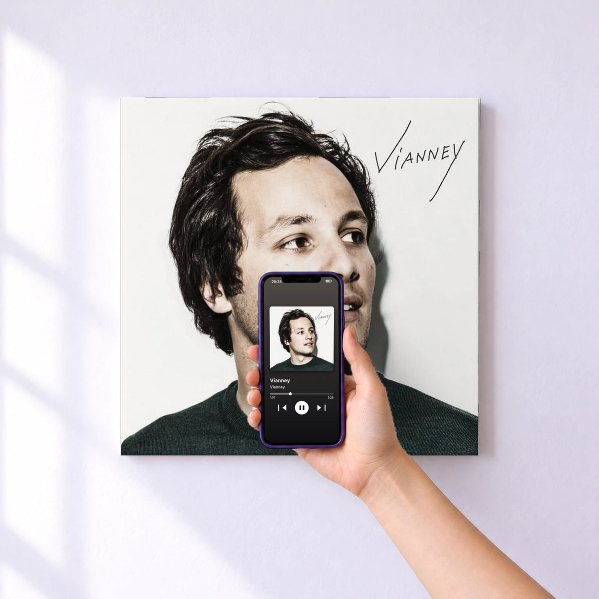 Affiche connectée Vianney de Vianney au mur : l'album se lance en approchant le téléphone