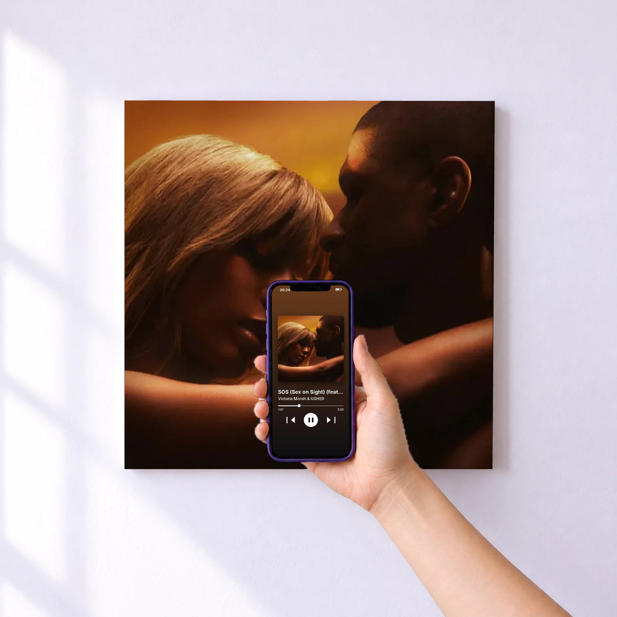 Affiche connectée SOS (Sex on Sight) (feat. USHER) de Victoria Monét & USHER au mur : l'album se lance en approchant le téléphone