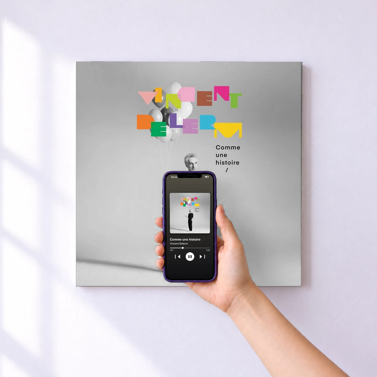 Affiche connectée Comme une histoire de Vincent Delerm au mur : l'album se lance en approchant le téléphone