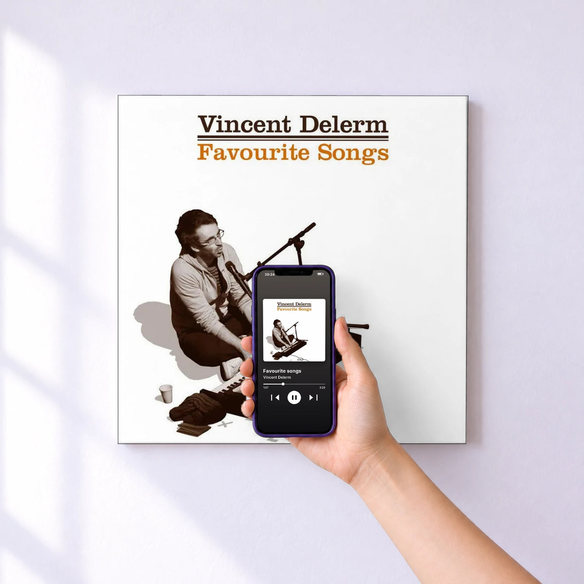Affiche connectée Favourite songs de Vincent Delerm au mur : l'album se lance en approchant le téléphone