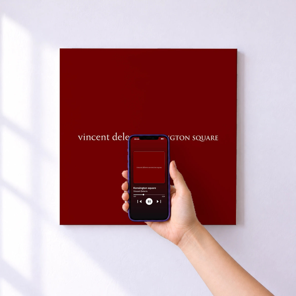 Affiche connectée Kensington square de Vincent Delerm au mur : l'album se lance en approchant le téléphone