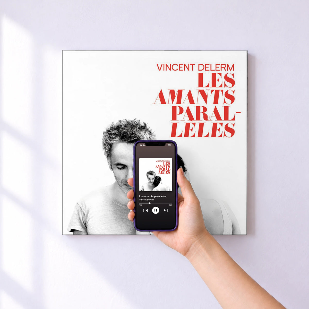 Affiche connectée Les amants parallèles de Vincent Delerm au mur : l'album se lance en approchant le téléphone