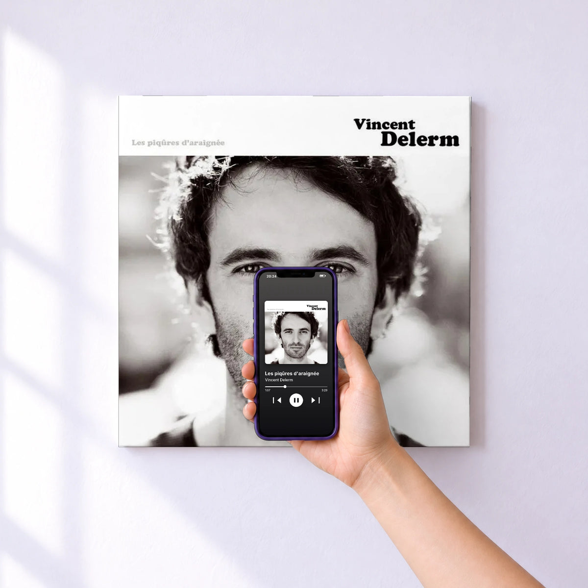 Affiche connectée Les piqûres d'araignée de Vincent Delerm au mur : l'album se lance en approchant le téléphone