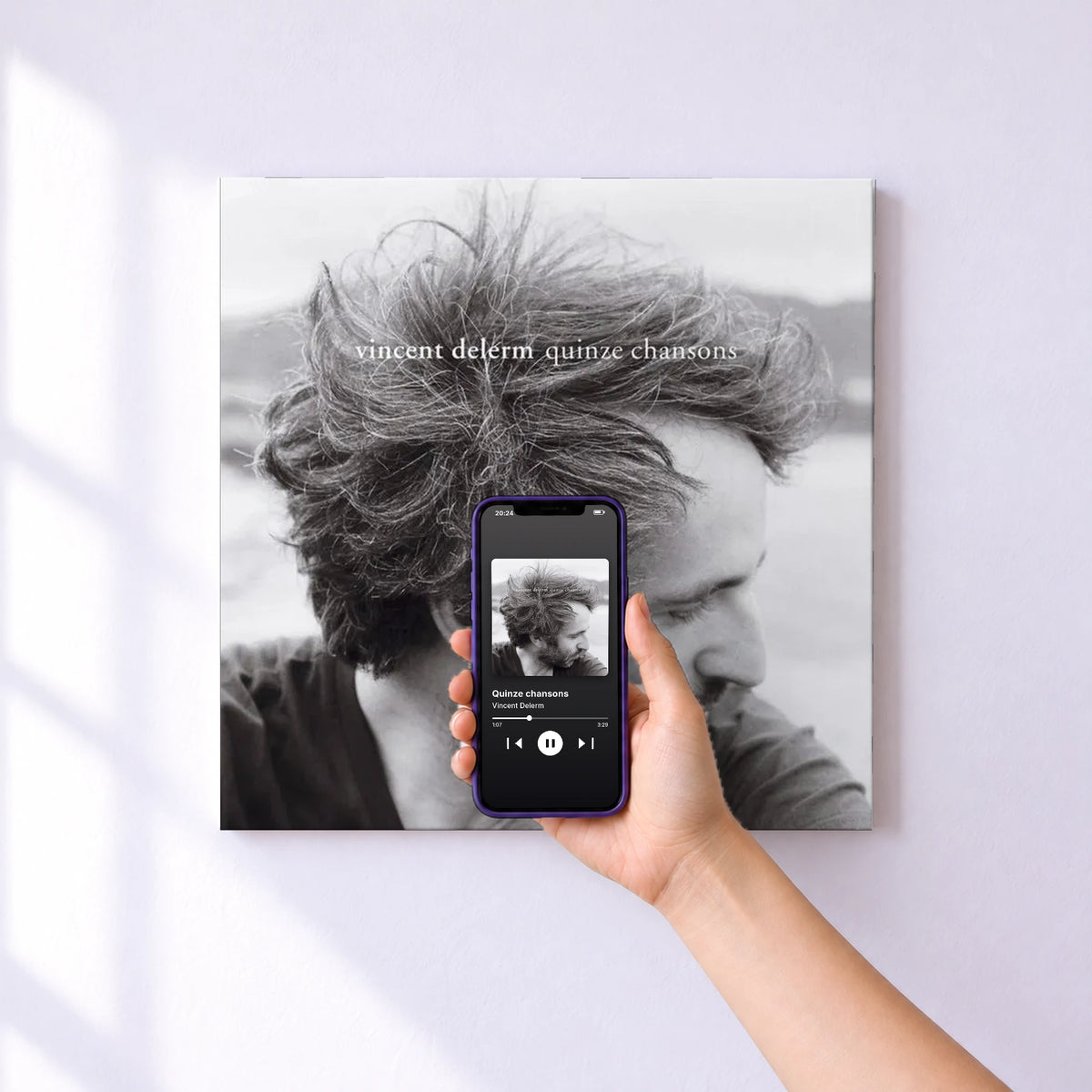Affiche connectée Quinze chansons de Vincent Delerm au mur : l'album se lance en approchant le téléphone