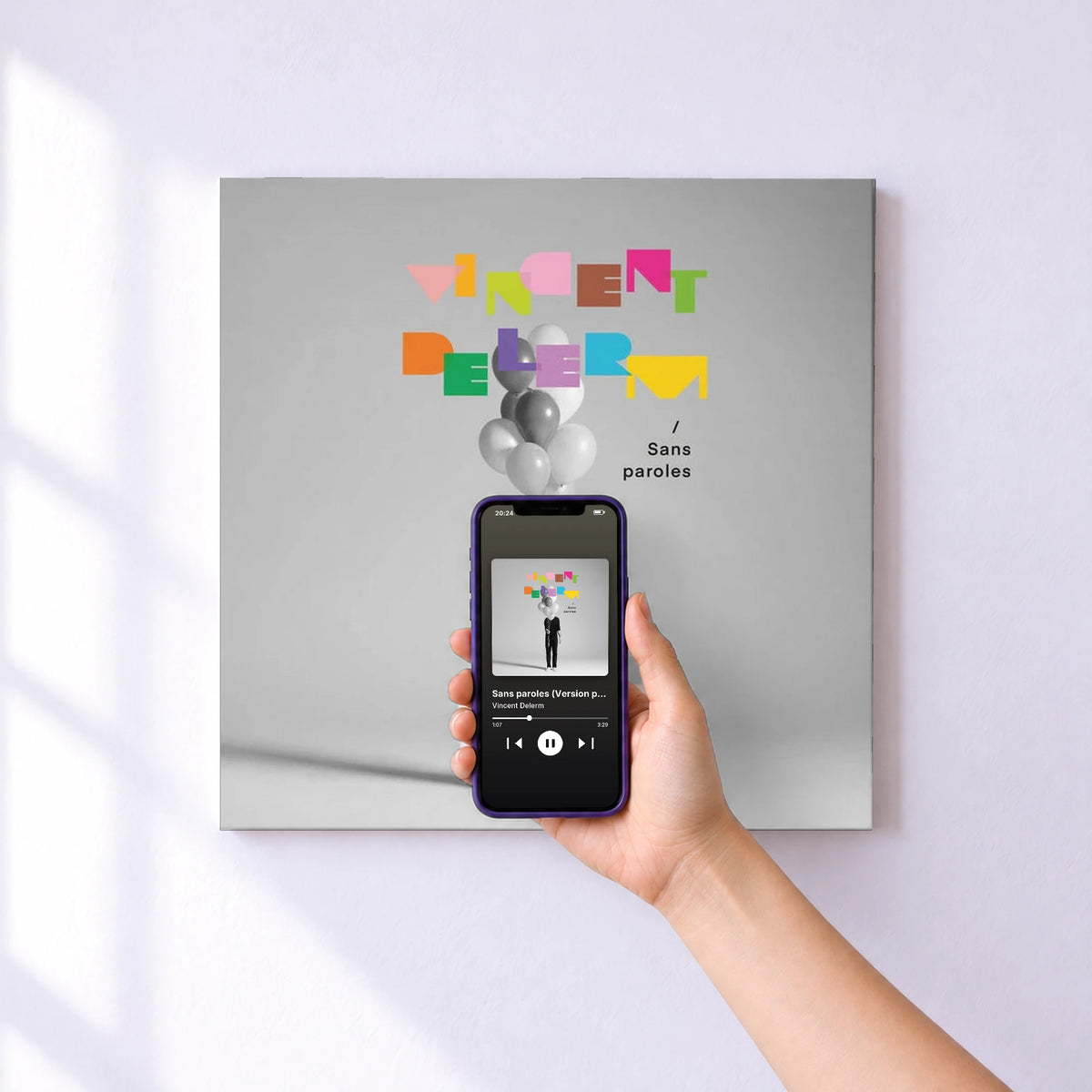 Affiche connectée Sans paroles (Version piano) de Vincent Delerm au mur : l'album se lance en approchant le téléphone