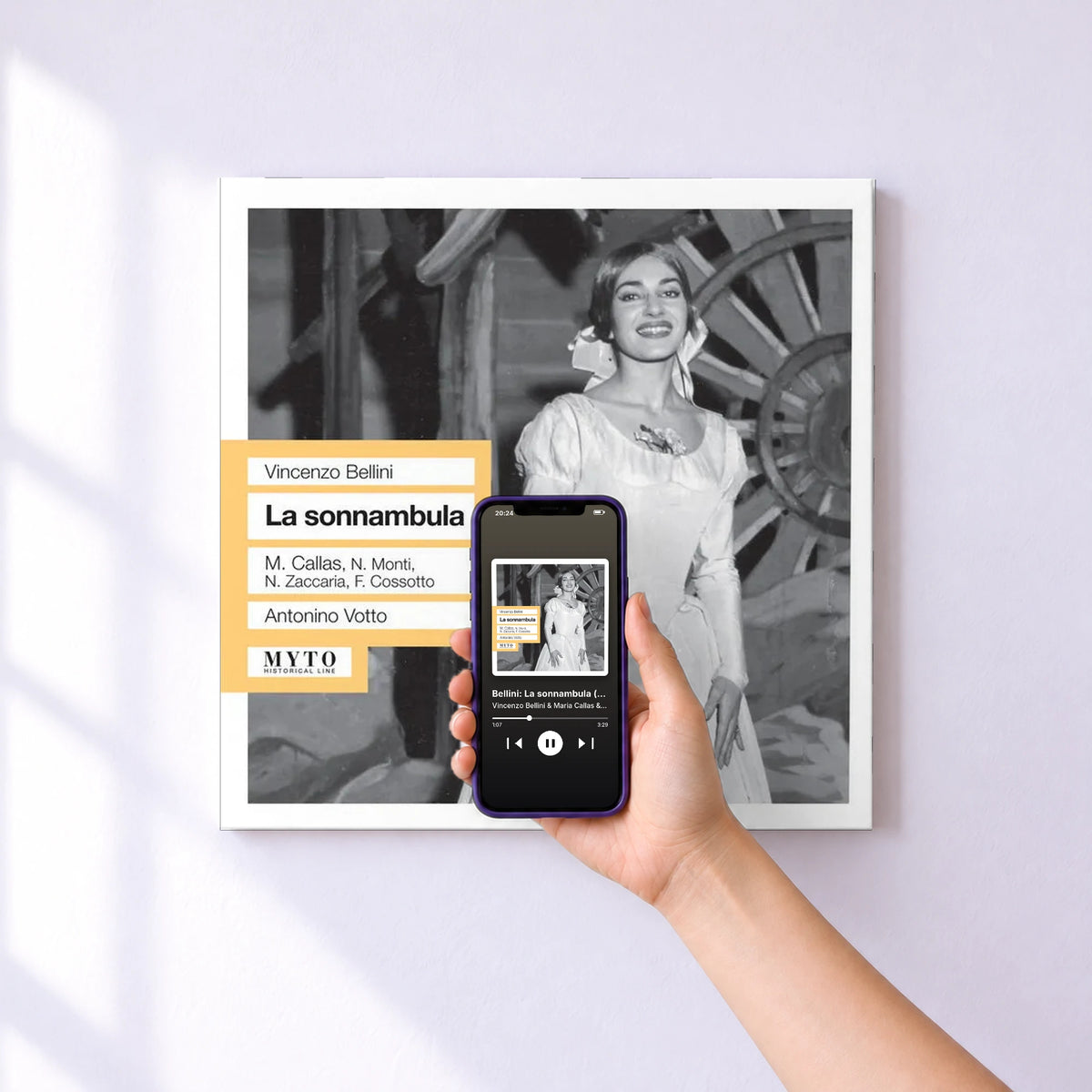 Affiche connectée Bellini: La sonnambula (1957) de Vincenzo Bellini & Maria Callas & Fiorenza Cossotto & Nicola Monti & Nicola Zaccaria & Orchestra Del Teatro Alla Scala,  au mur : l'album se lance en approchant le téléphone