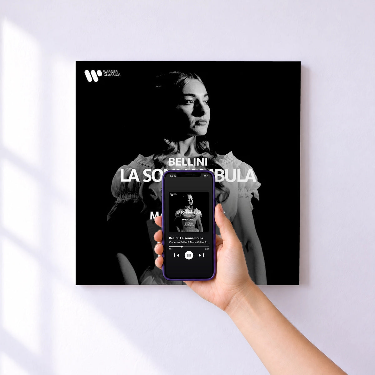 Affiche connectée Bellini: La sonnambula de Vincenzo Bellini & Maria Callas & Orchestra Del Teatro Alla Scala, Milano & Antonino Votto au mur : l'album se lance en approchant le téléphone