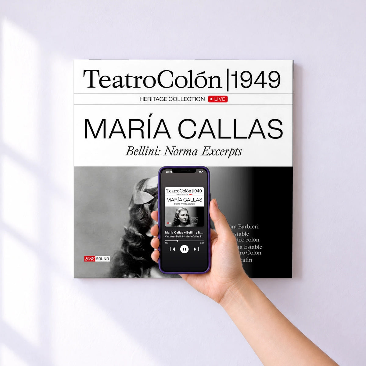 Affiche connectée María Callas – Bellini / Norma Excerpts Teatro Colón 1949 (Live) de Vincenzo Bellini & Maria Callas & Tulio Serafin & Orquesta Estable Teatro Colón au mur : l'album se lance en approchant le téléphone