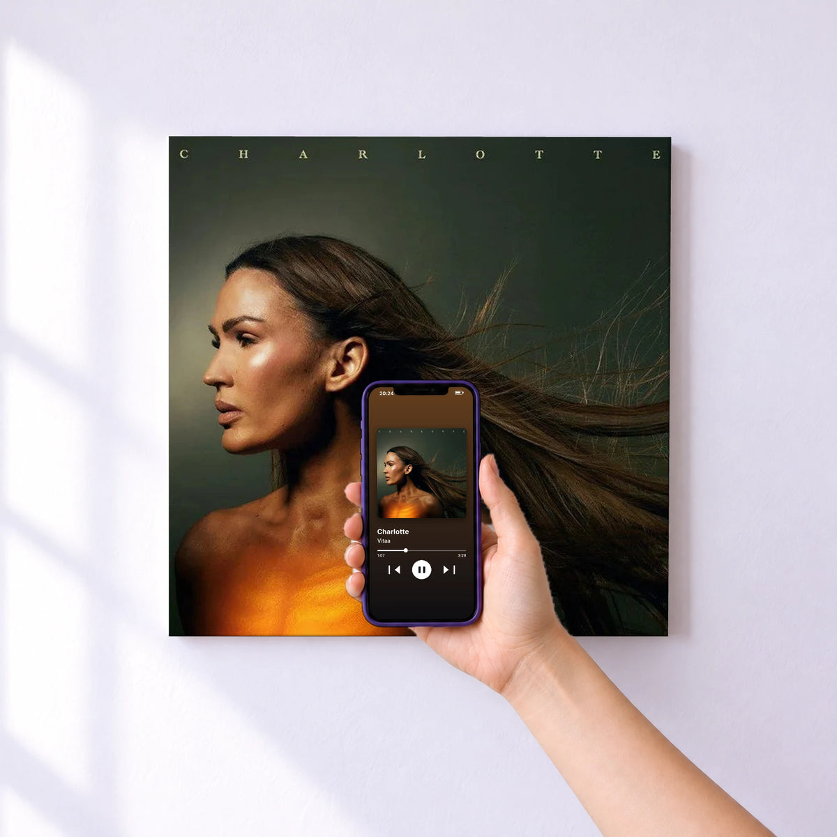 Affiche connectée Charlotte de Vitaa au mur : l'album se lance en approchant le téléphone
