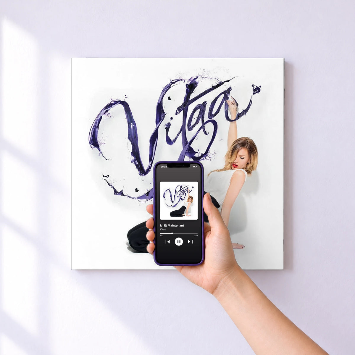 Affiche connectée Ici Et Maintenant de Vitaa au mur : l'album se lance en approchant le téléphone