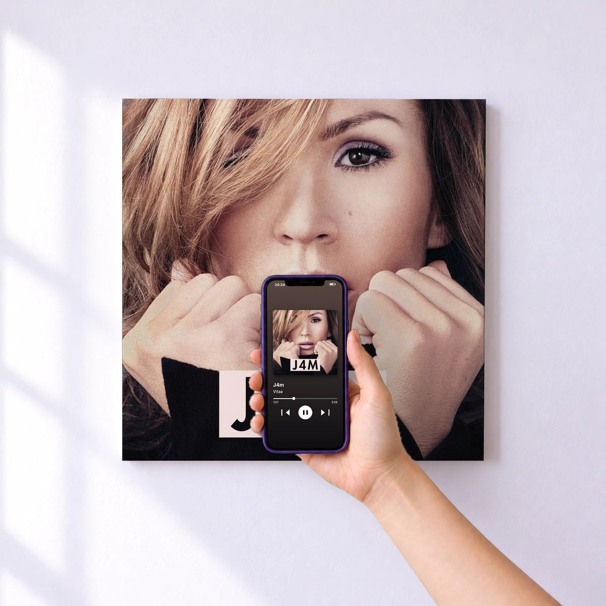 Affiche connectée J4m de Vitaa au mur : l'album se lance en approchant le téléphone