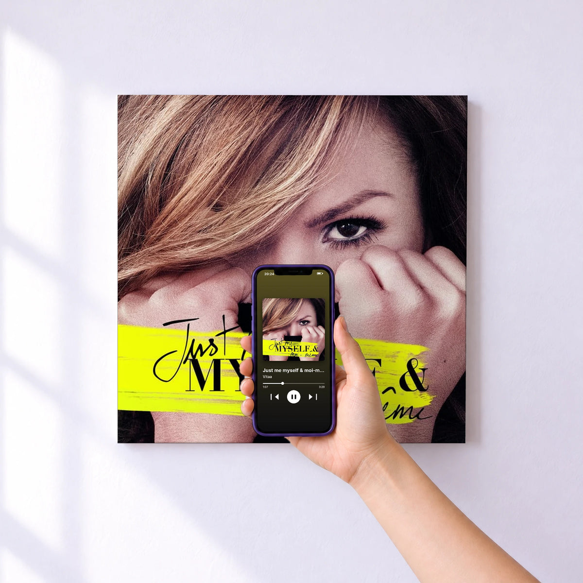Affiche connectée Just me myself & moi-même de Vitaa au mur : l'album se lance en approchant le téléphone