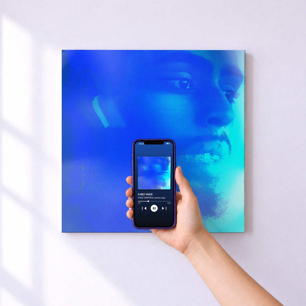 Affiche connectée CHEZ VNCE de VNCE CARTER & Jeune Loup au mur : l'album se lance en approchant le téléphone