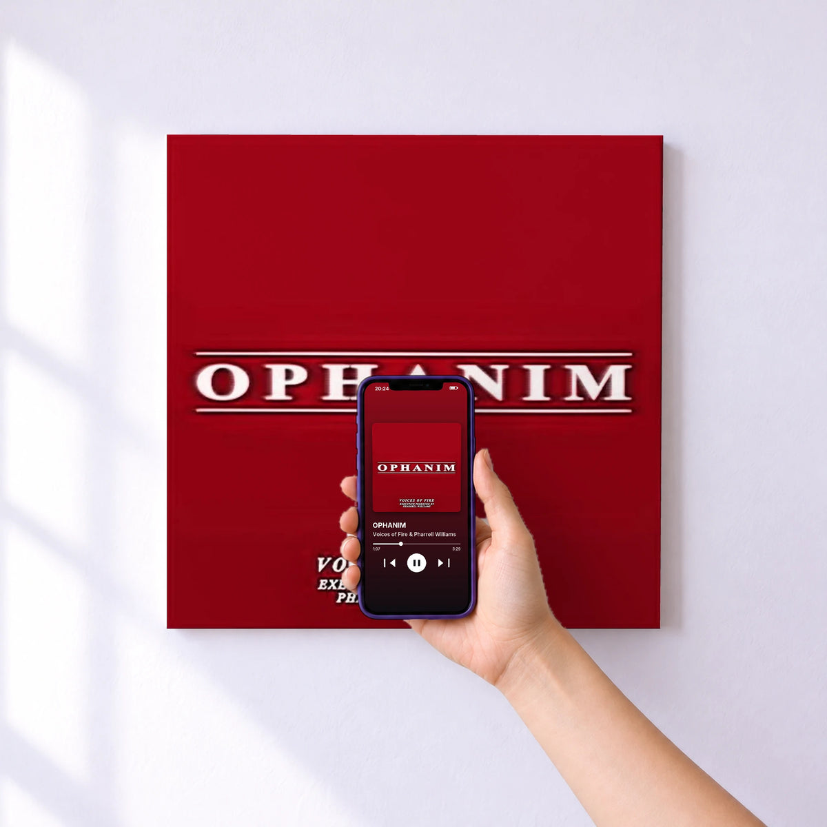 Affiche connectée OPHANIM de Voices of Fire & Pharrell Williams au mur : l'album se lance en approchant le téléphone