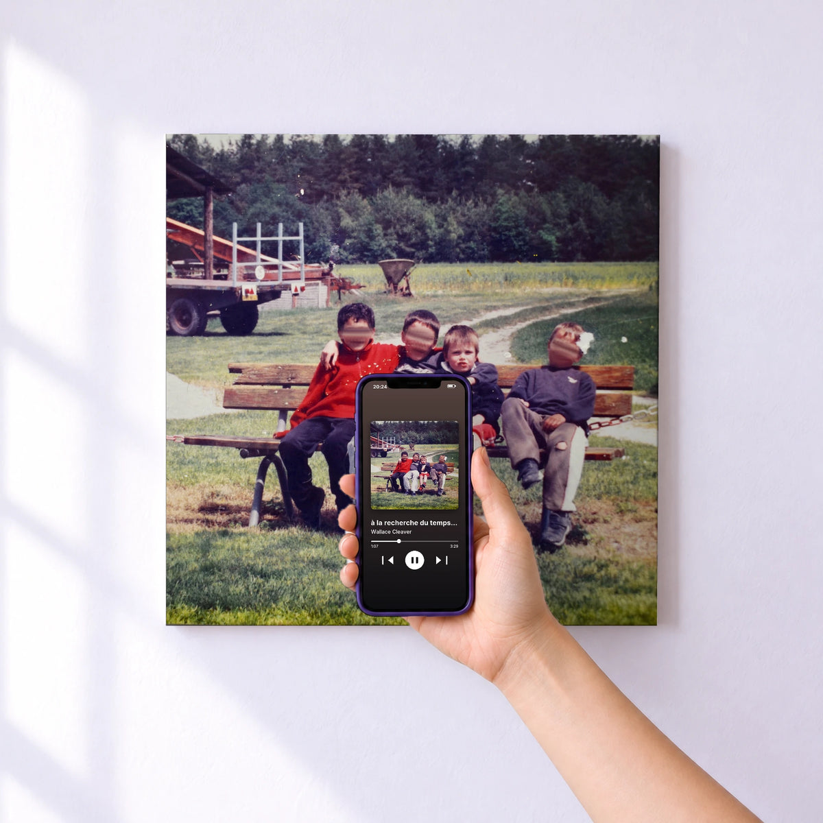 Affiche connectée à la recherche du temps perdu de Wallace Cleaver au mur : l'album se lance en approchant le téléphone