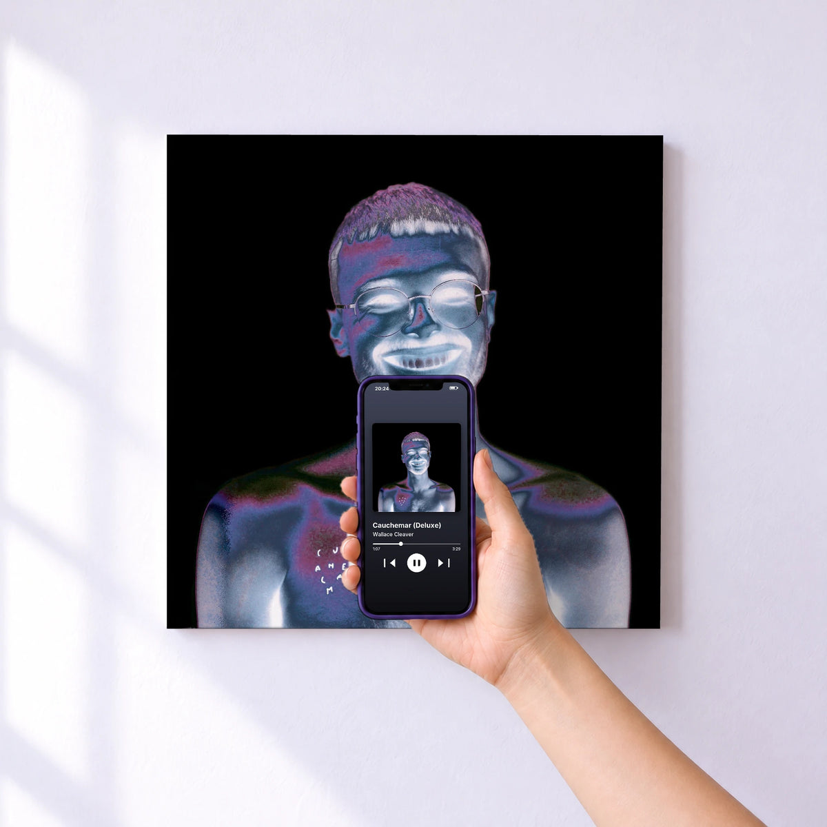 Affiche connectée Cauchemar (Deluxe) de Wallace Cleaver au mur : l'album se lance en approchant le téléphone