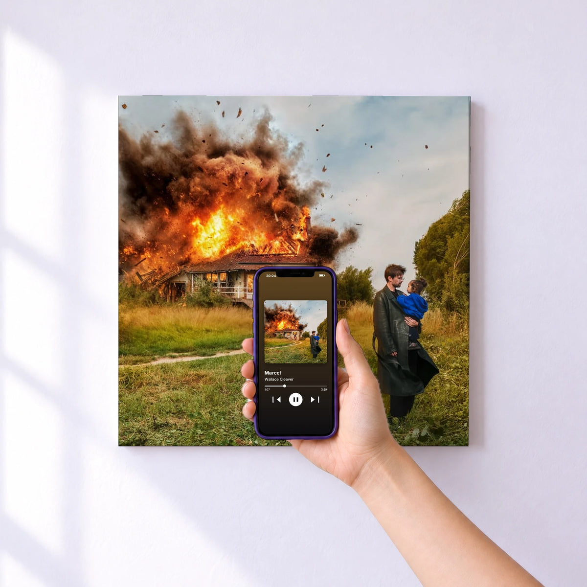 Affiche connectée Marcel de Wallace Cleaver au mur : l'album se lance en approchant le téléphone