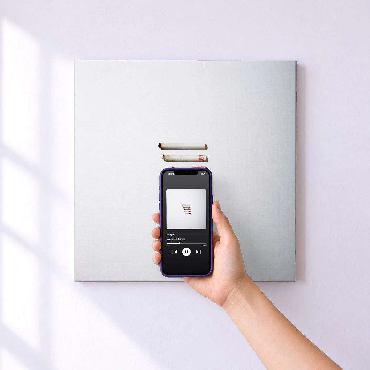 Affiche connectée merci de Wallace Cleaver au mur : l'album se lance en approchant le téléphone