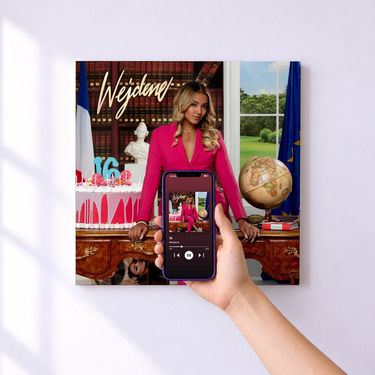 Affiche connectée 16 de Wejdene au mur : l'album se lance en approchant le téléphone