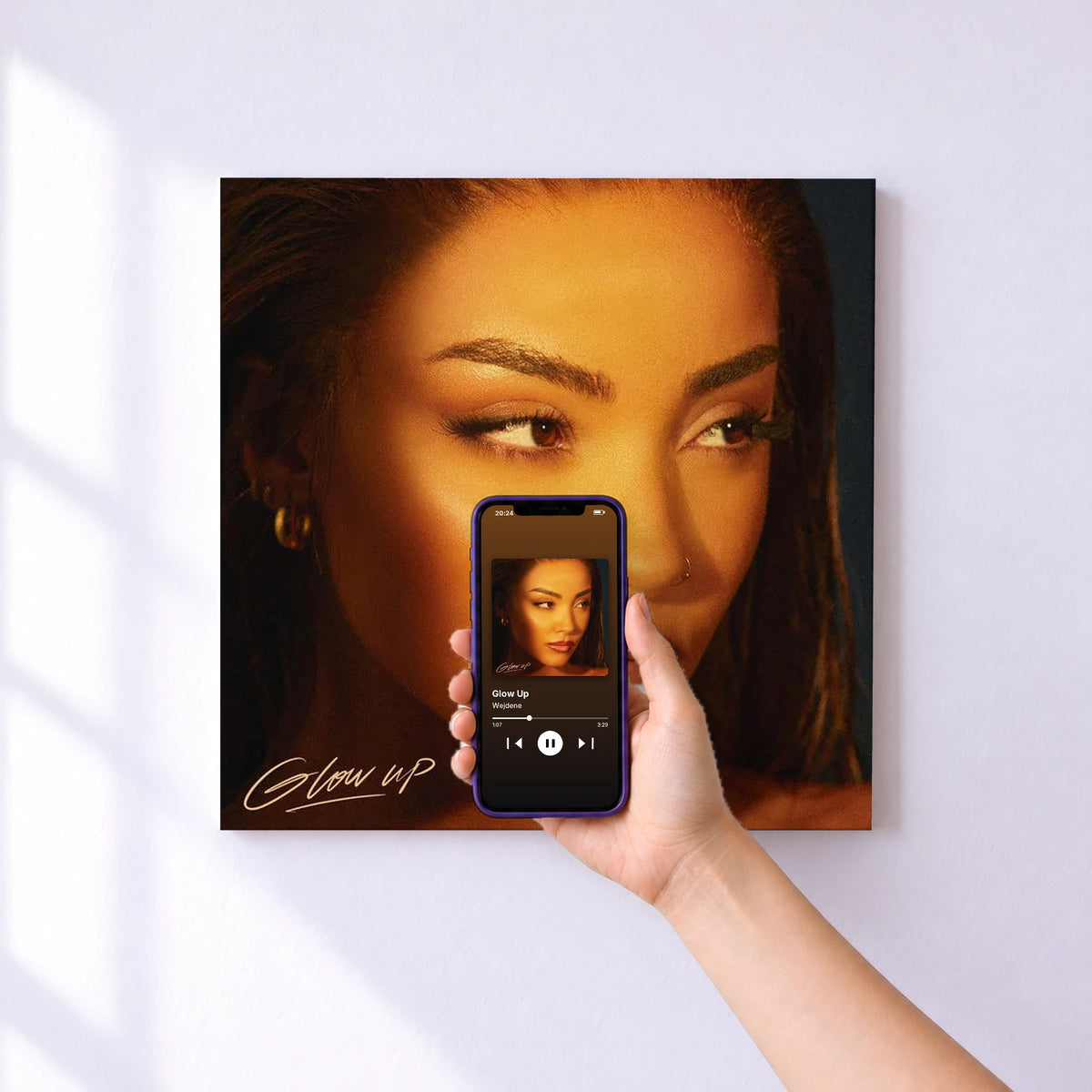 Affiche connectée Glow Up de Wejdene au mur : l'album se lance en approchant le téléphone