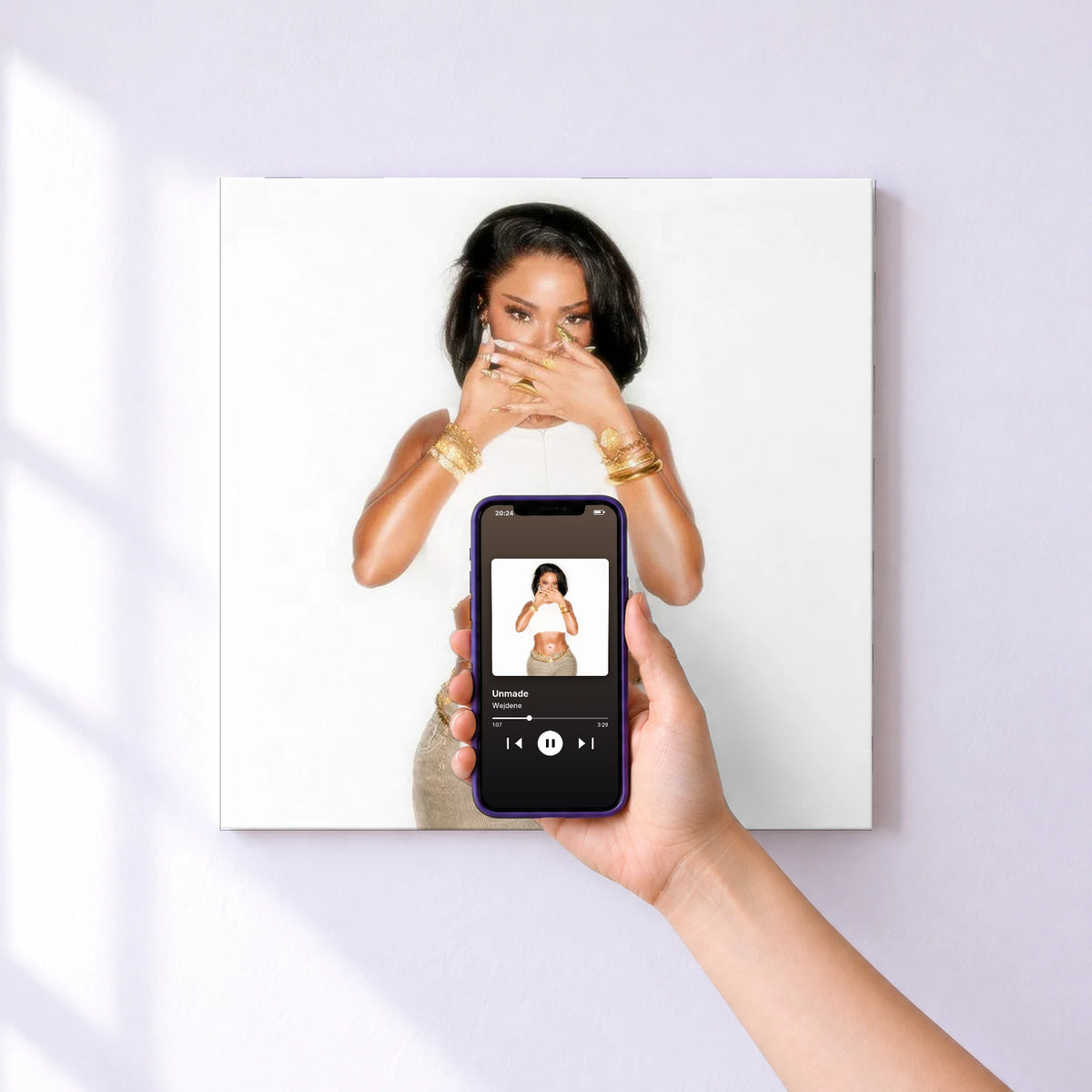 Affiche connectée Unmade de Wejdene au mur : l'album se lance en approchant le téléphone