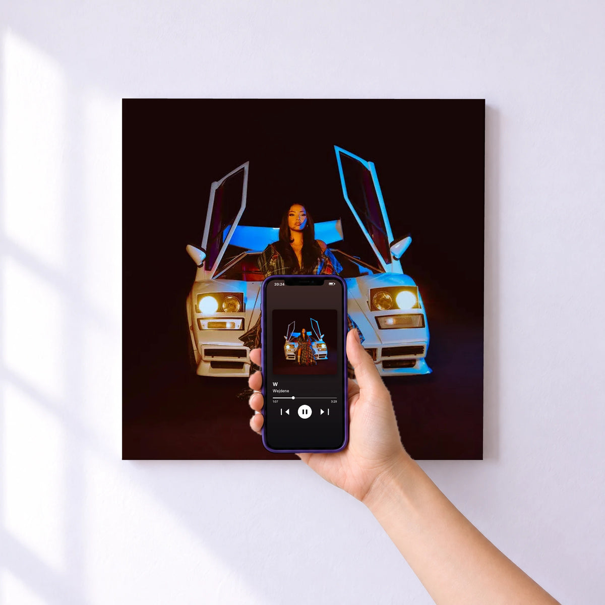 Affiche connectée W de Wejdene au mur : l'album se lance en approchant le téléphone