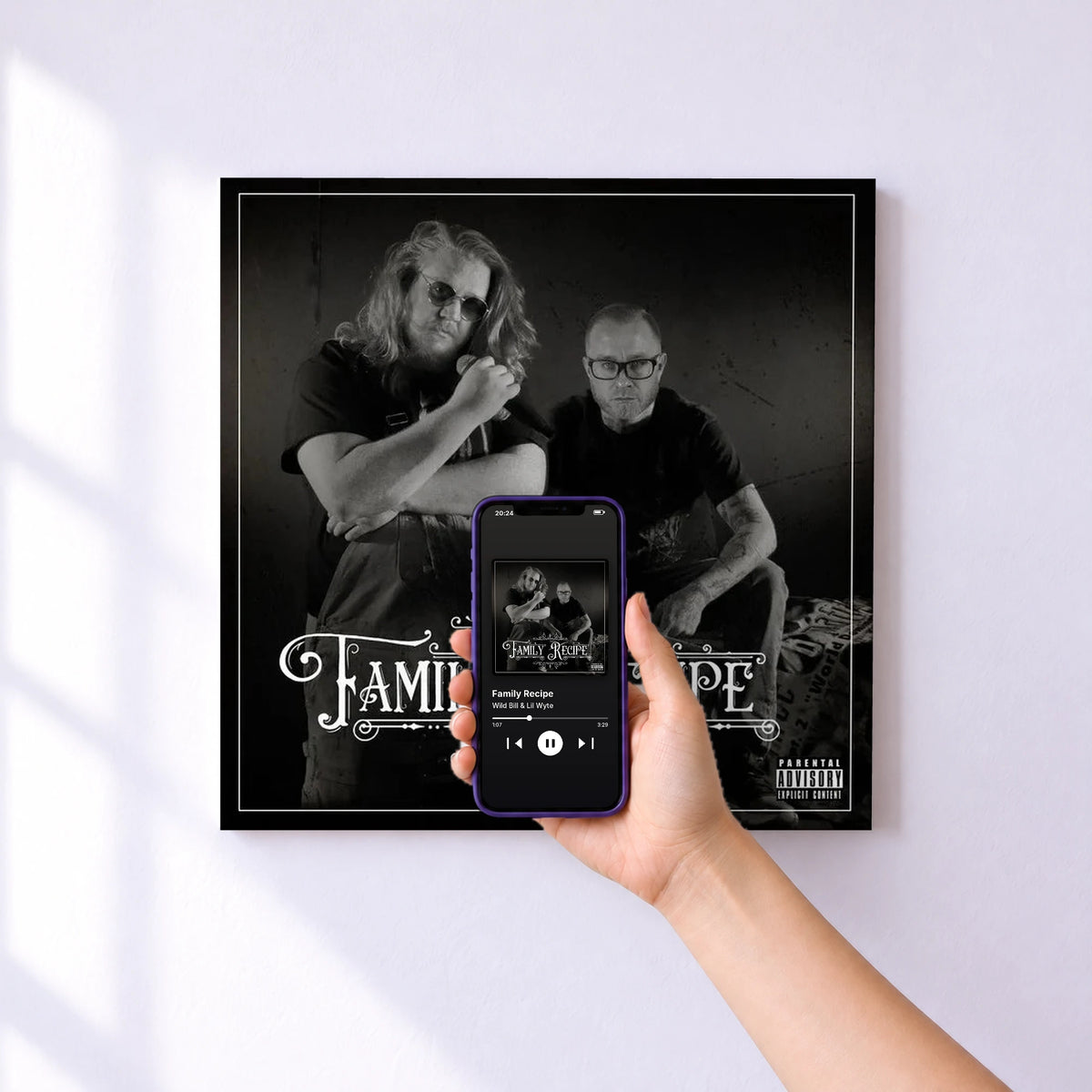 Affiche connectée Family Recipe de Wild Bill & Lil Wyte au mur : l'album se lance en approchant le téléphone