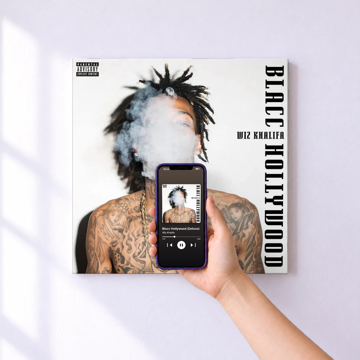 Affiche connectée Blacc Hollywood (Deluxe) de Wiz Khalifa au mur : l'album se lance en approchant le téléphone