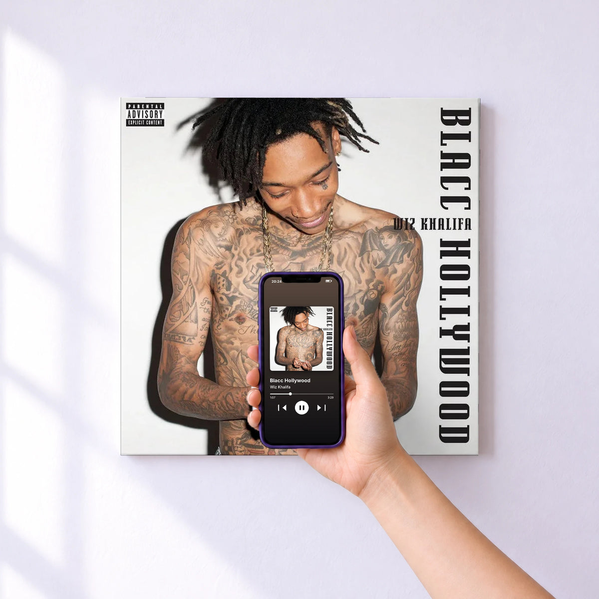 Affiche connectée Blacc Hollywood de Wiz Khalifa au mur : l'album se lance en approchant le téléphone