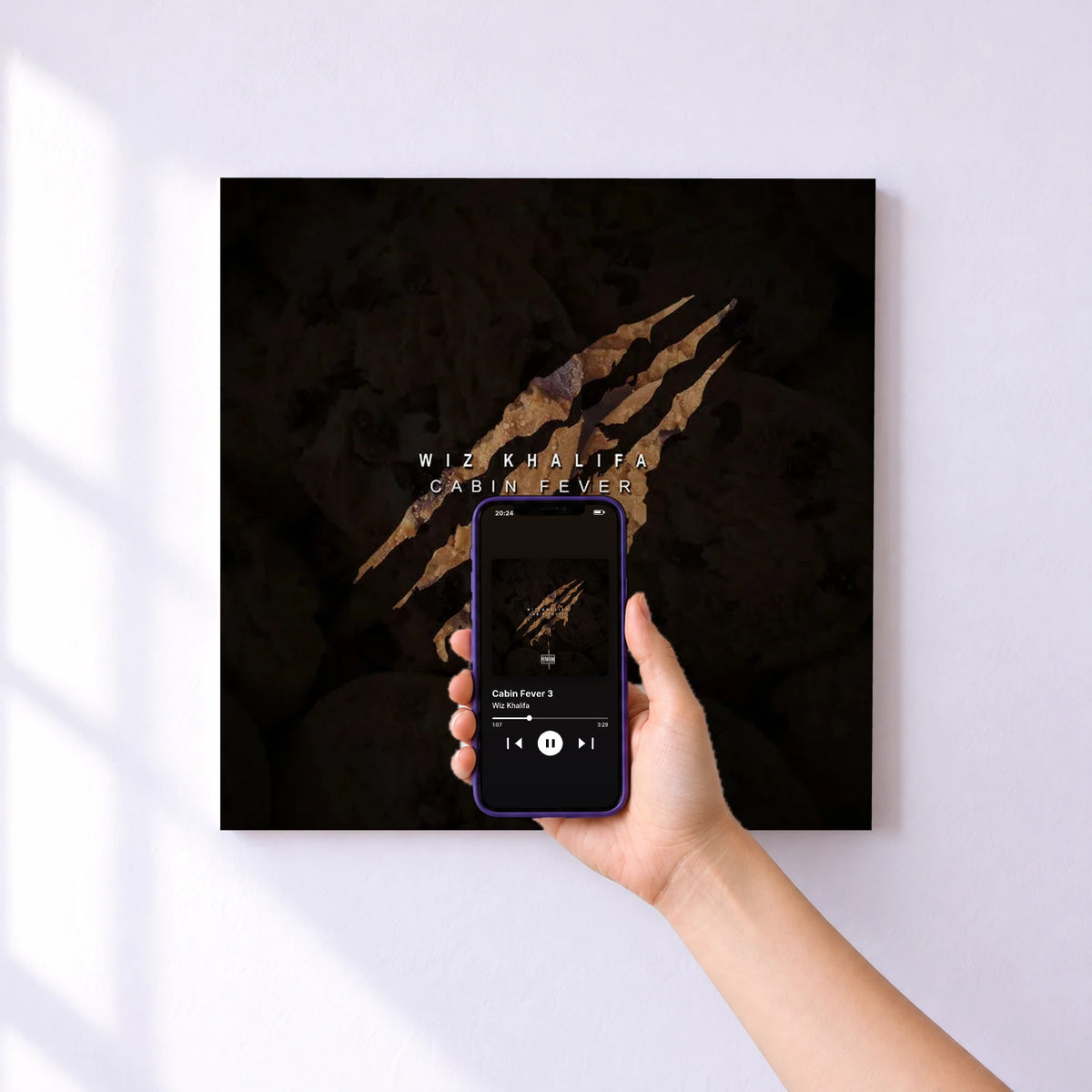 Affiche connectée Cabin Fever 3 de Wiz Khalifa au mur : l'album se lance en approchant le téléphone
