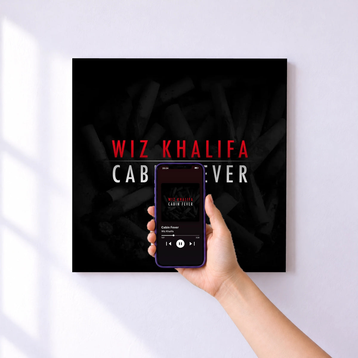 Affiche connectée Cabin Fever de Wiz Khalifa au mur : l'album se lance en approchant le téléphone
